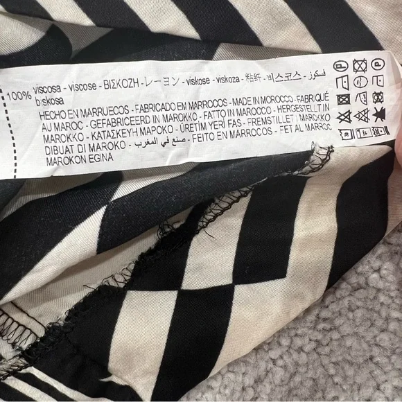 Zara Black and Ivory Pleated Top Women’s Sz M - Picture 5 of 10